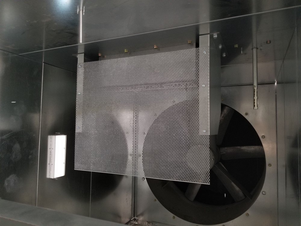 Spray booth with heated air make-up